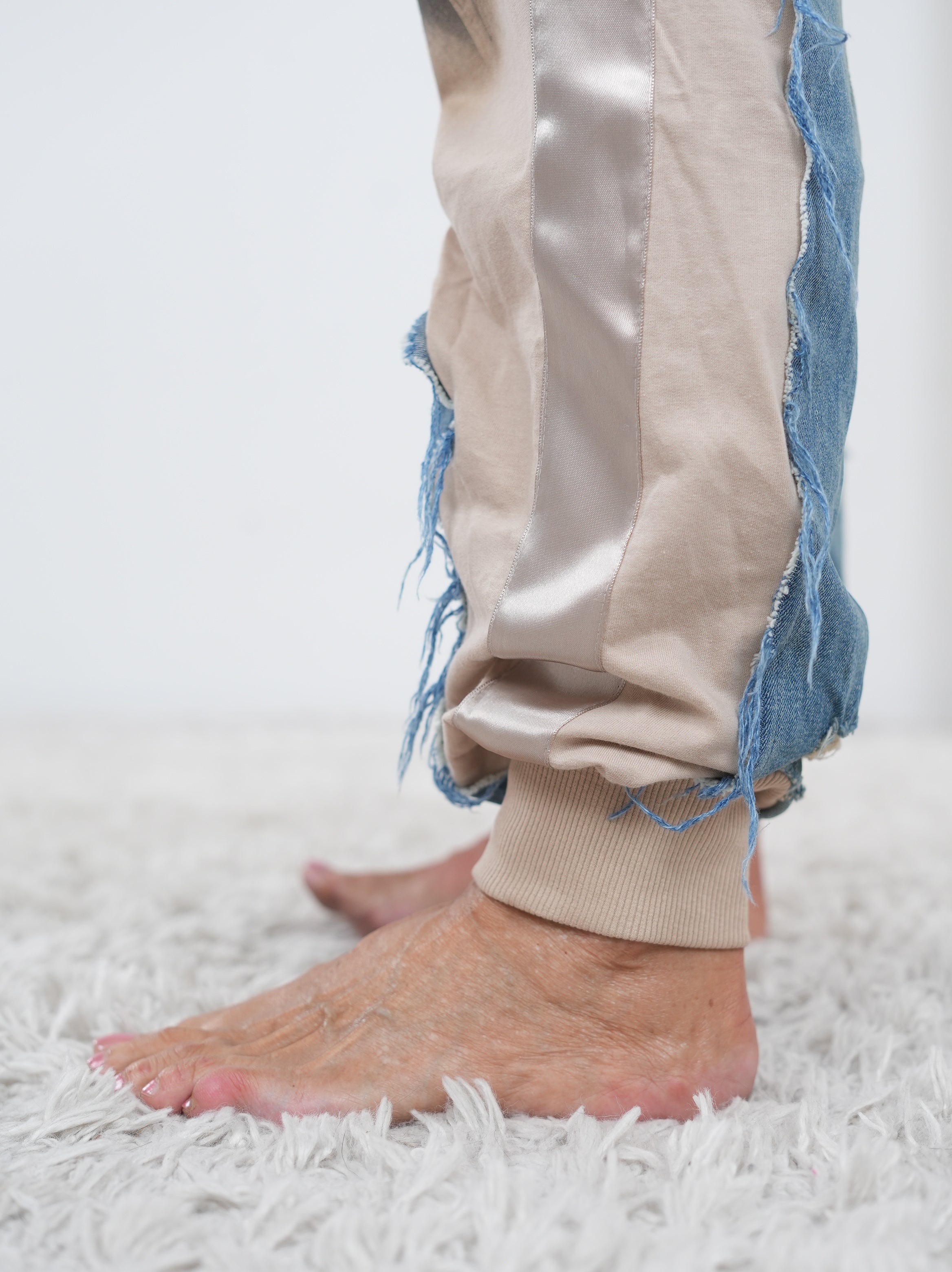 ausgefallene Hose mit Jeans Elementen und großem Motiv