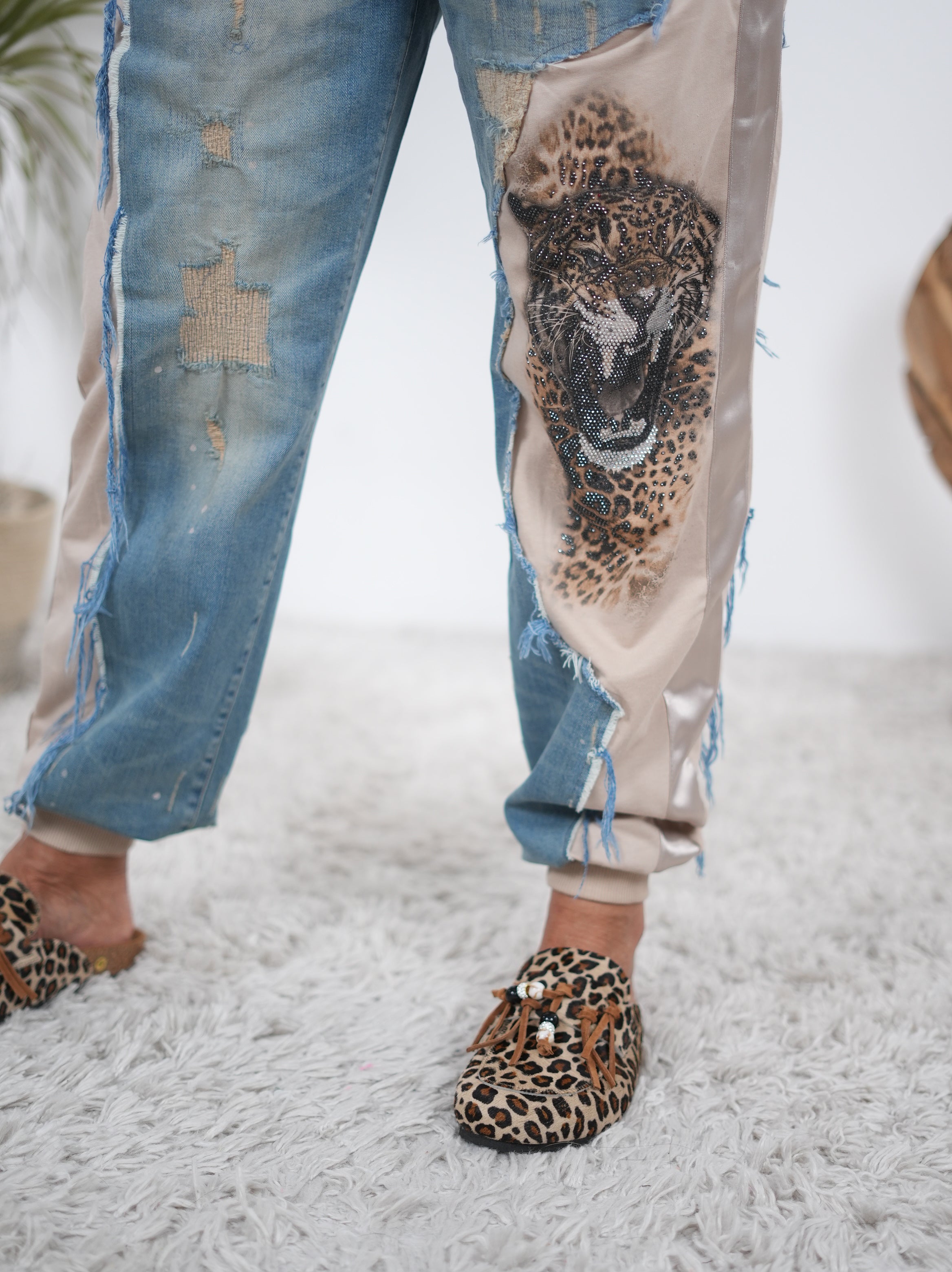 ausgefallene Hose mit Jeans Elementen und großem Motiv