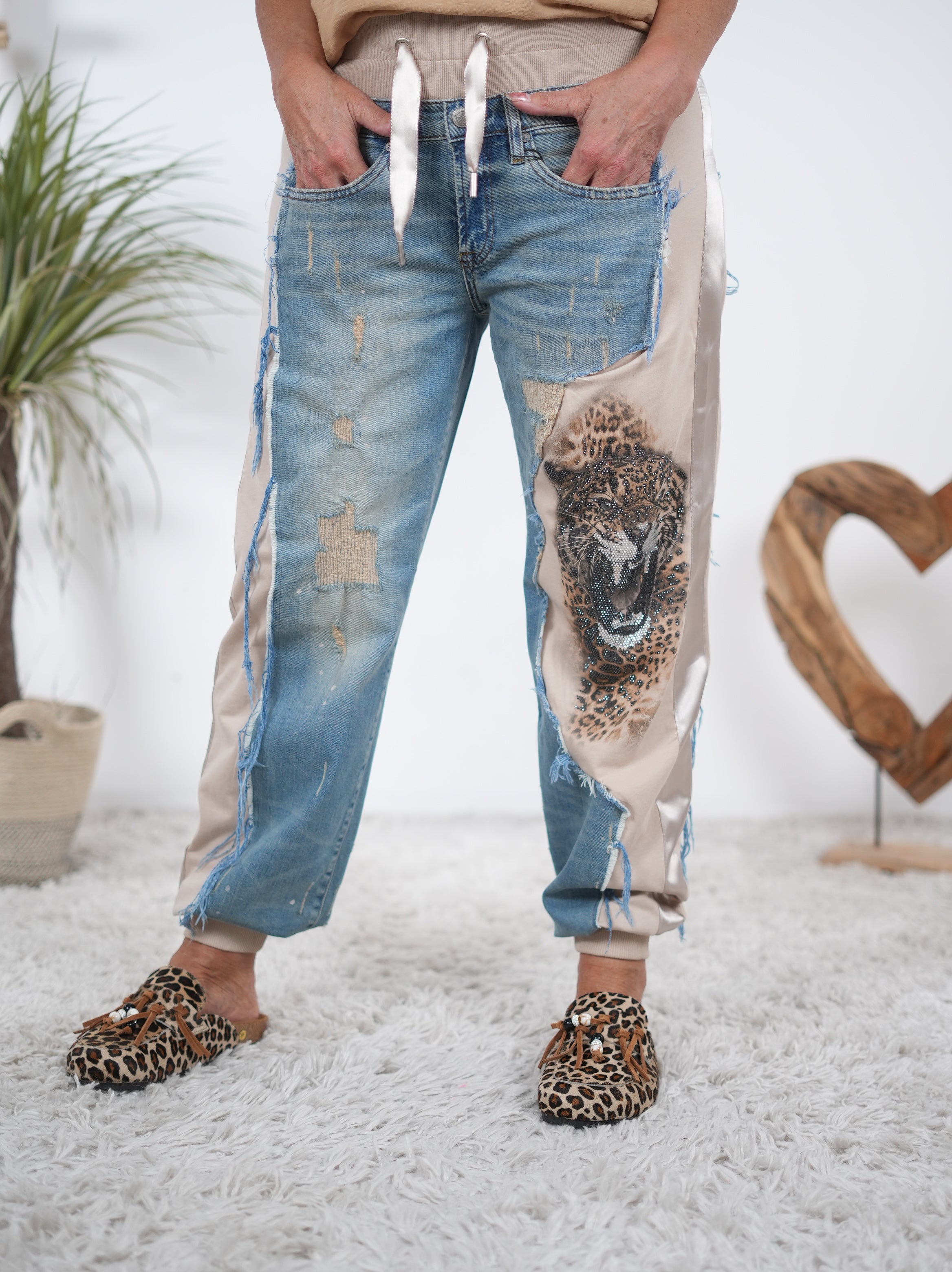 ausgefallene Hose mit Jeans Elementen und großem Motiv Variante Tiger