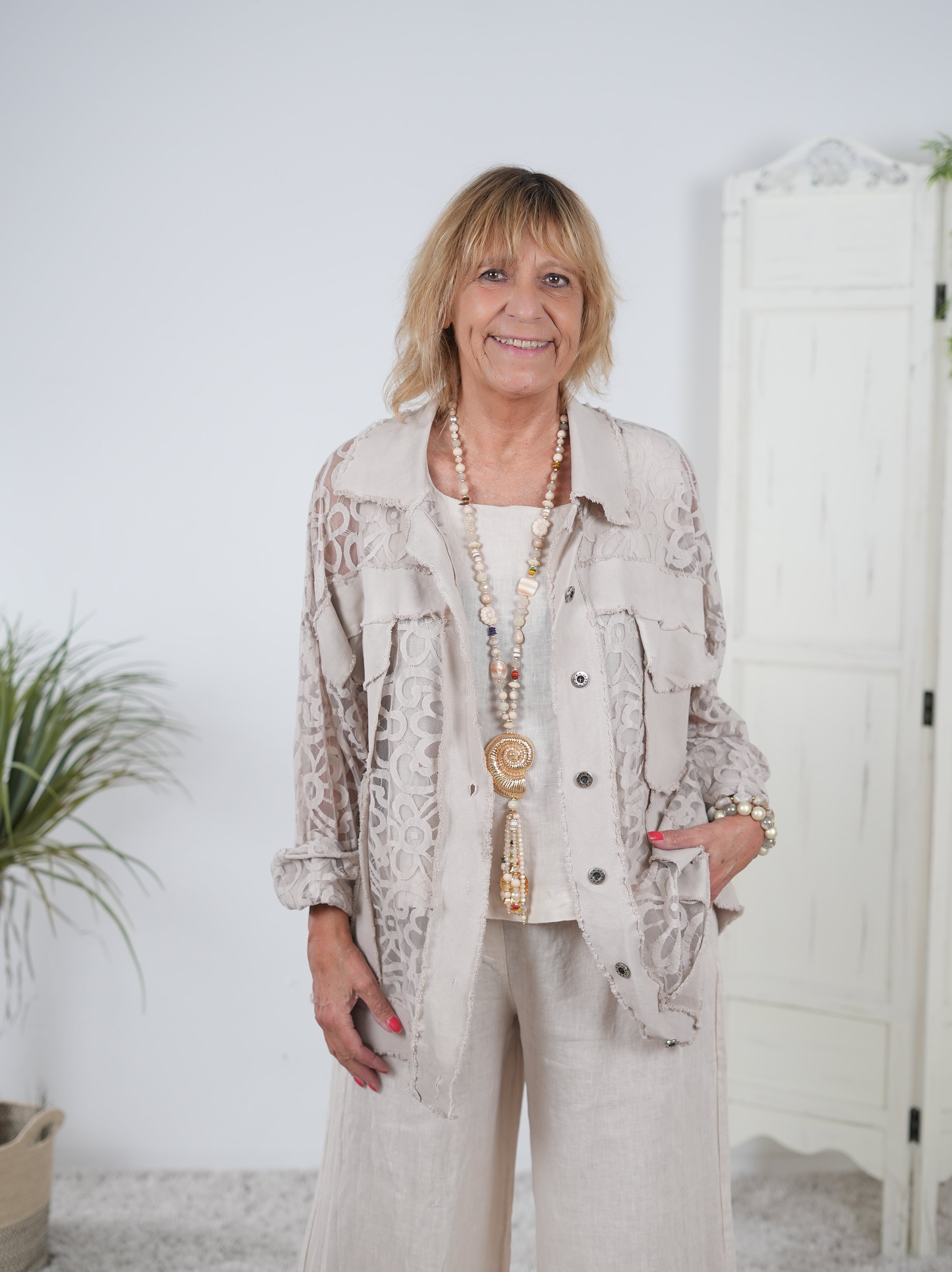 ausgefranste Jacke mit Häkeleinsatz Beige