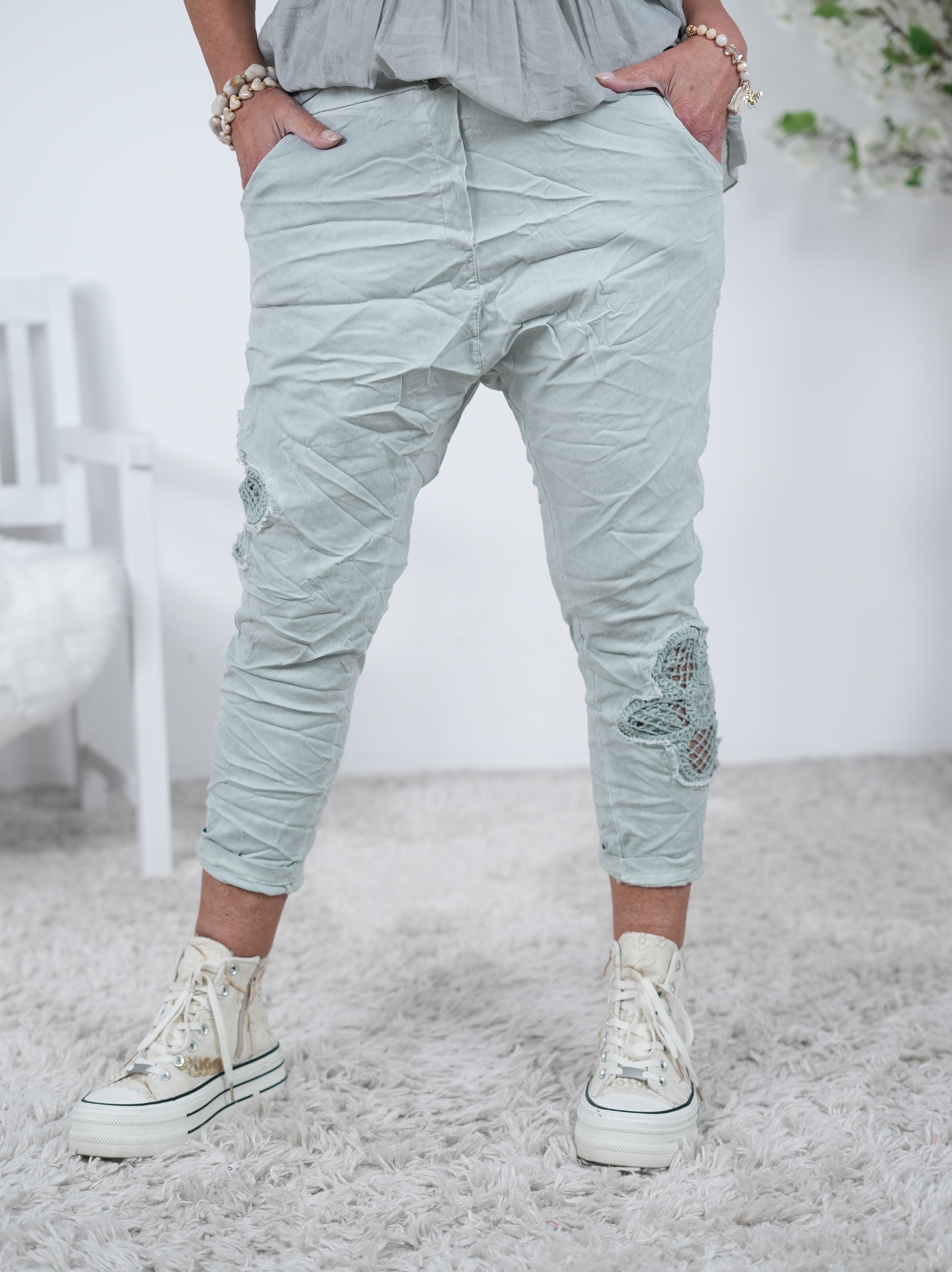 Baggy mit Häkeleinsatz am Beinabschluss Einheitsgröße (ca Gr. 38-44) helles Olive