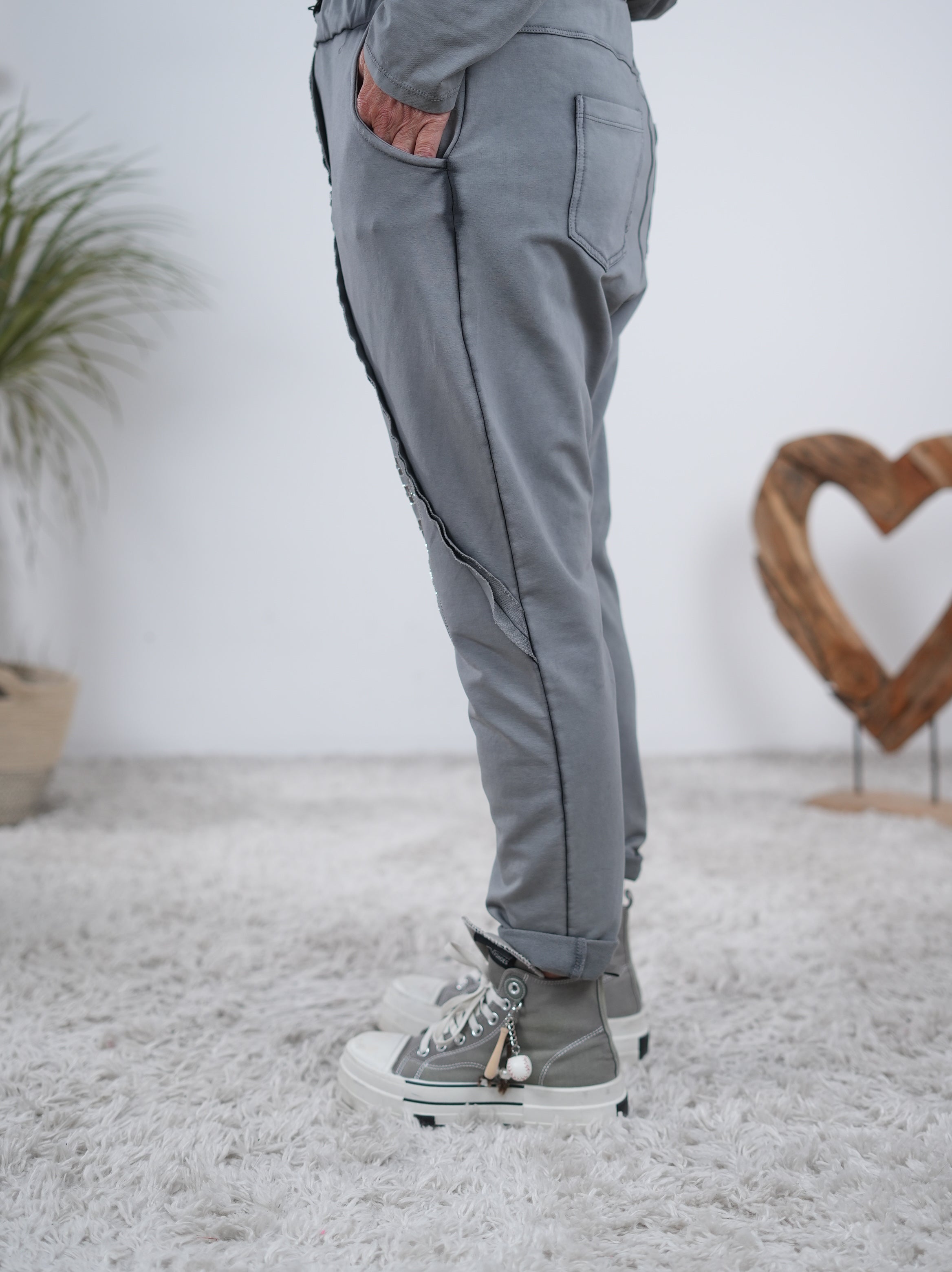 Baggy mit Schriftzug auf dem Hosenbein