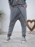 Baggy mit Schriftzug auf dem Hosenbein