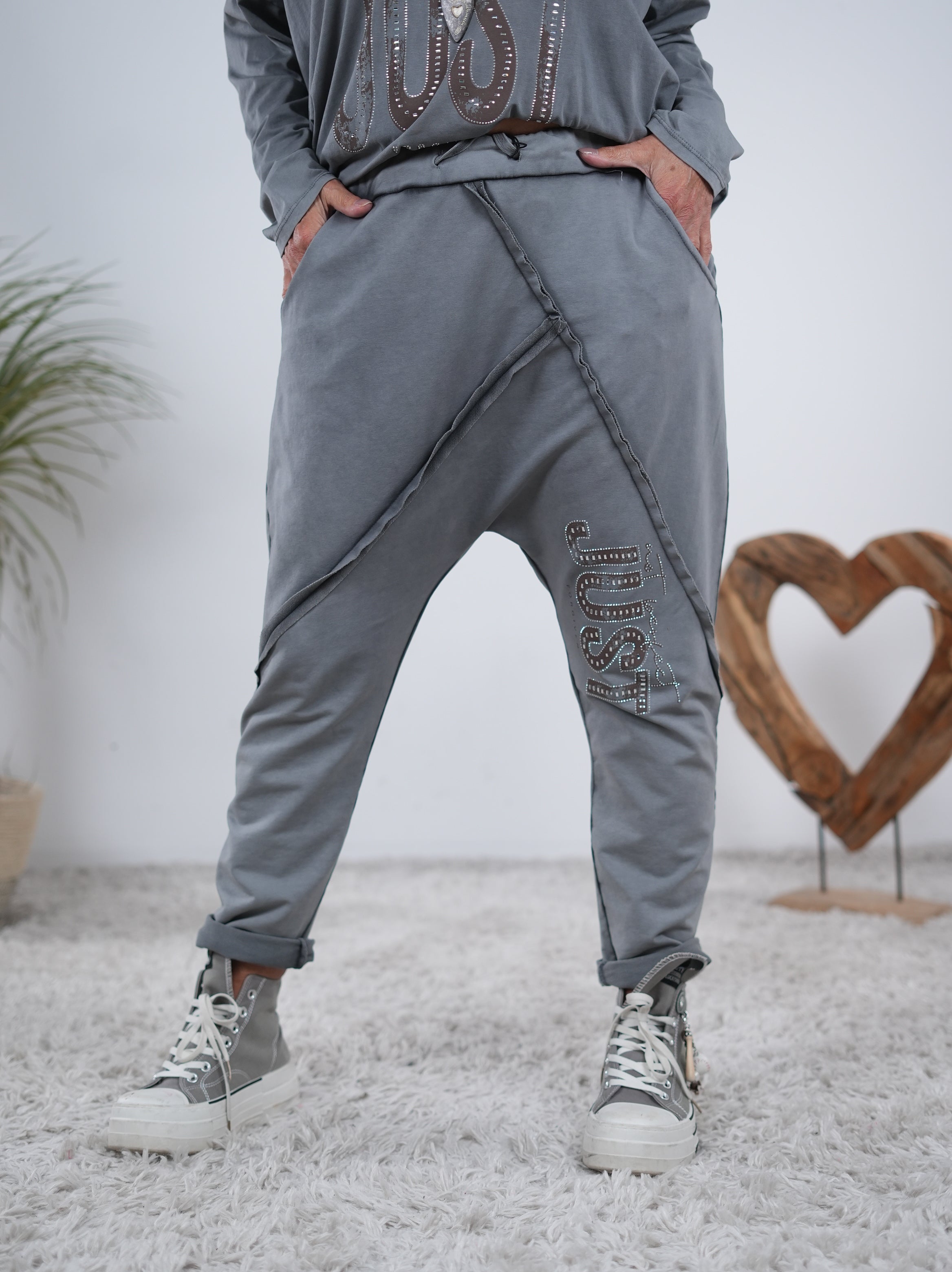 Baggy mit Schriftzug auf dem Hosenbein