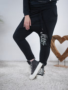 Baggy mit Schriftzug auf dem Hosenbein Schwarz