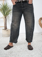 Barrel Jeans mit schoko Akzenten