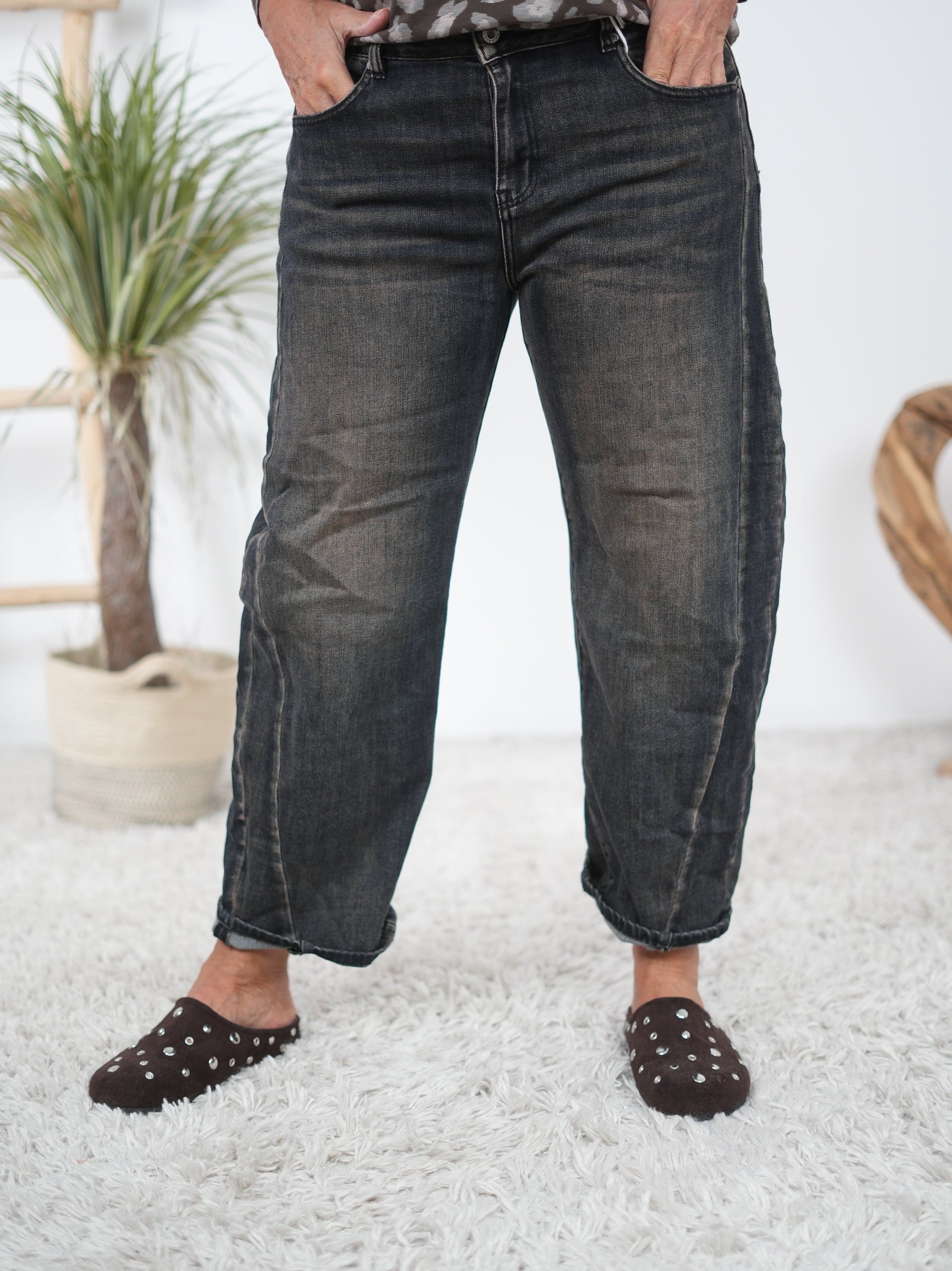 Barrel Jeans mit schoko Akzenten
