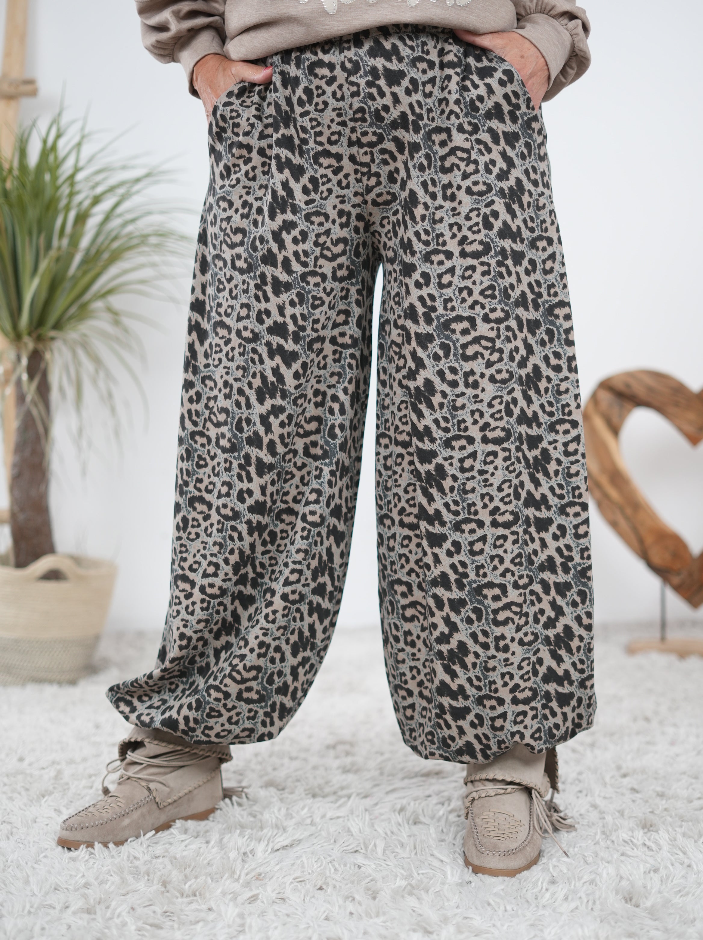 Baumwoll-Pumphose im Leo Look Olive