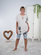 Baumwoll-Shirt mit Skull Print und Nieten verziert Beige