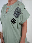 Baumwoll-Shirt mit Skull Print und Nieten verziert