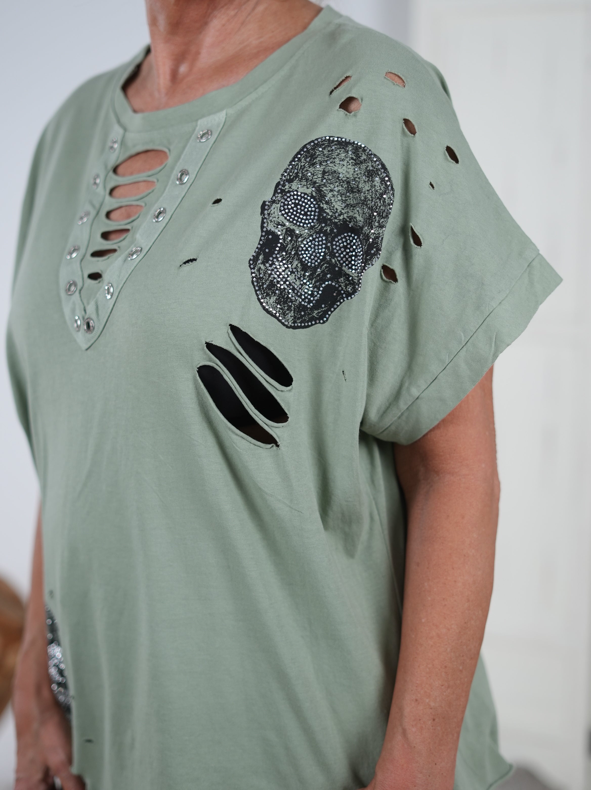 Baumwoll-Shirt mit Skull Print und Nieten verziert