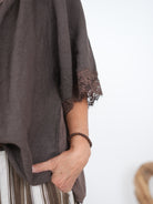 Bluse im Materialmix mit Spitze am Ärmelabschluss