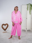 Bluse mit Cut Outs, Schriftzug und ausgefranstem Abschluss Neonpink