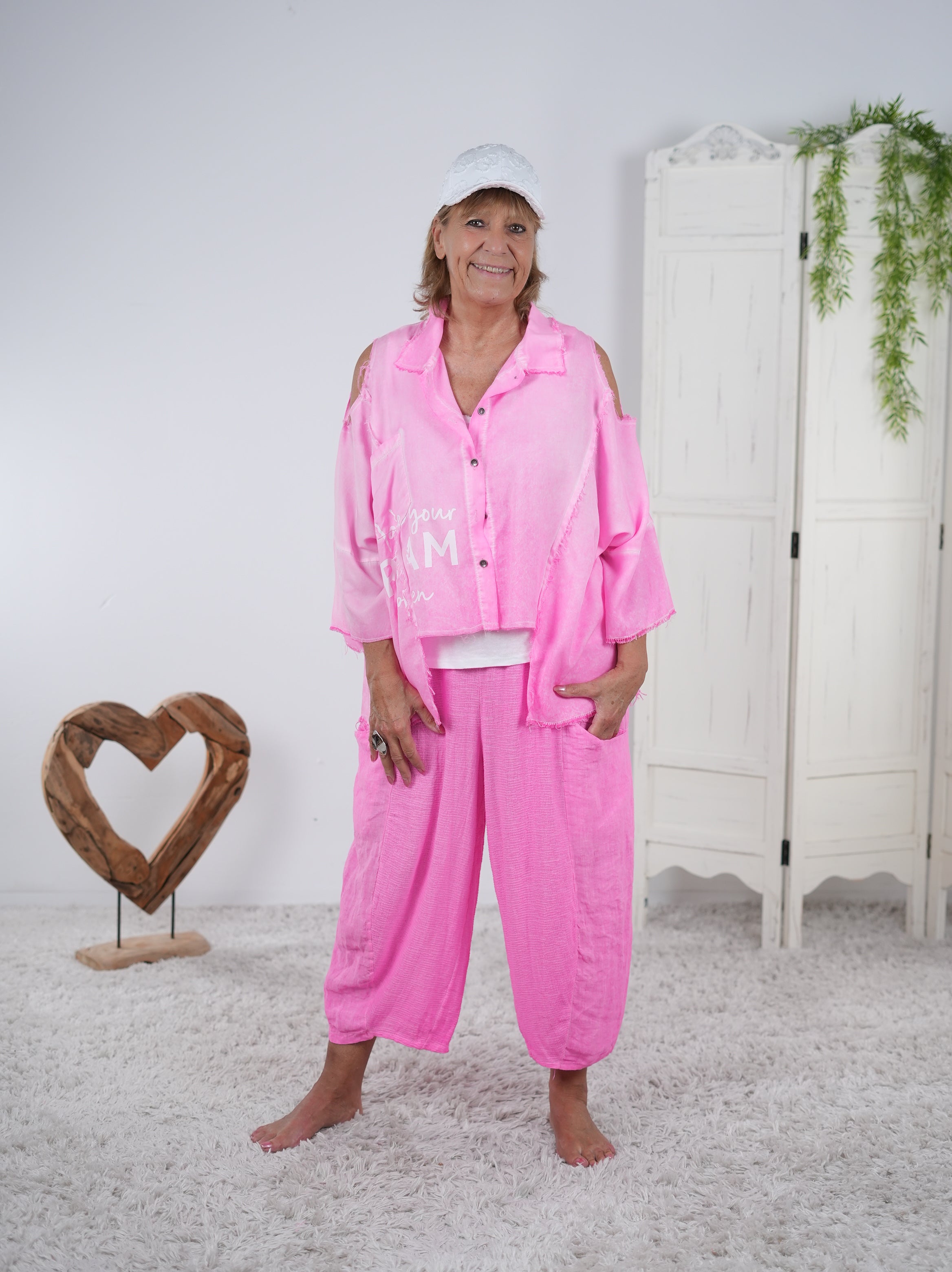 Bluse mit Cut Outs, Schriftzug und ausgefranstem Abschluss Neonpink