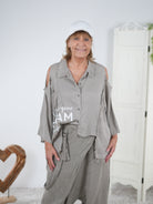 Bluse mit Cut Outs, Schriftzug und ausgefranstem Abschluss