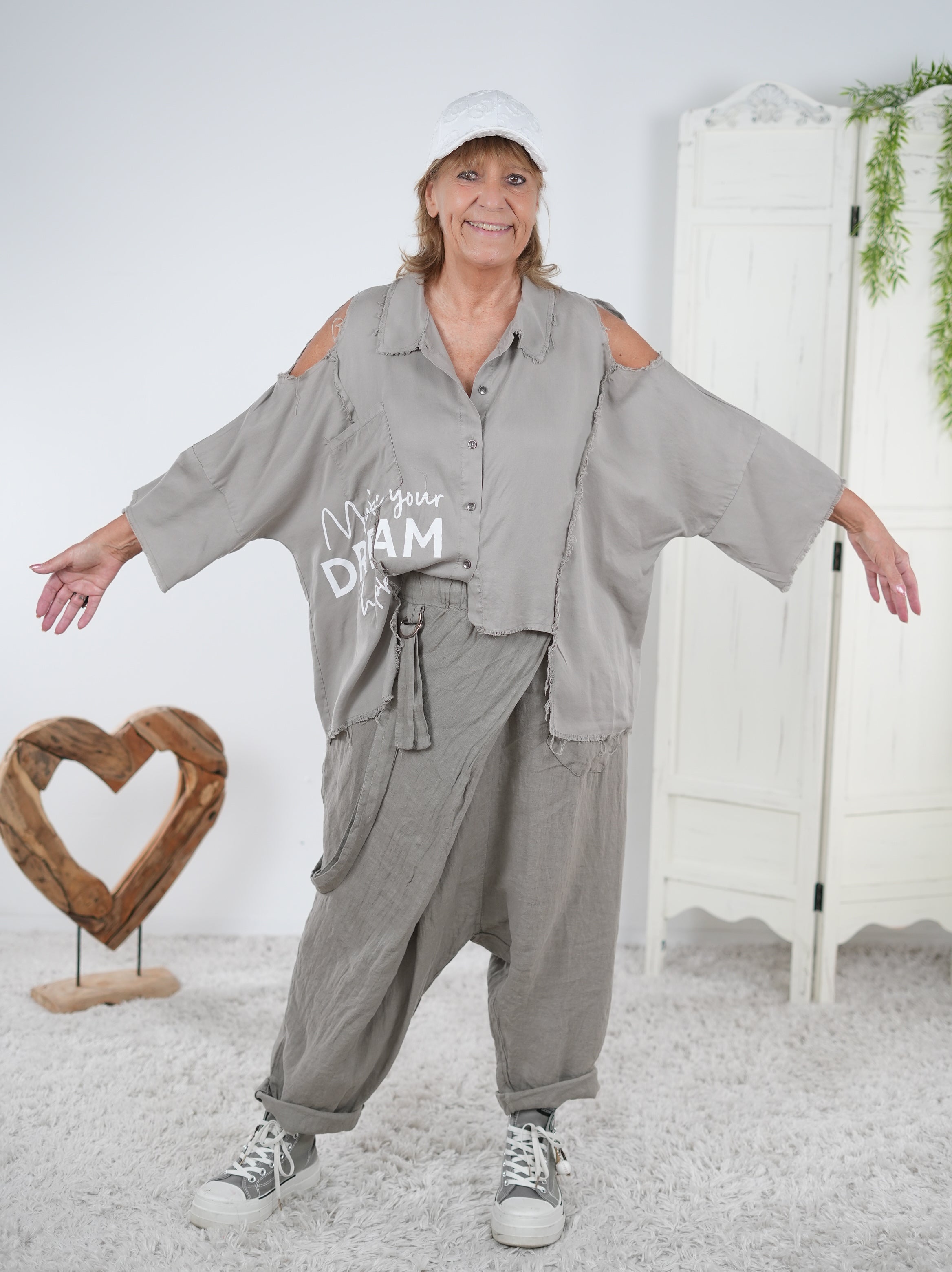 Bluse mit Cut Outs, Schriftzug und ausgefranstem Abschluss Taupe