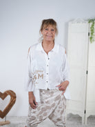 Bluse mit Cut Outs, Schriftzug und ausgefranstem Abschluss Weiß