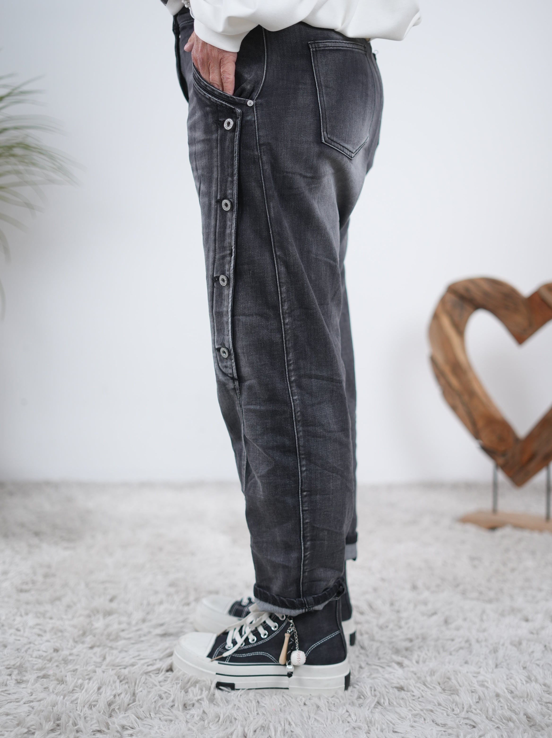 Boyfriend Jeans mit seitlicher Knopfleiste