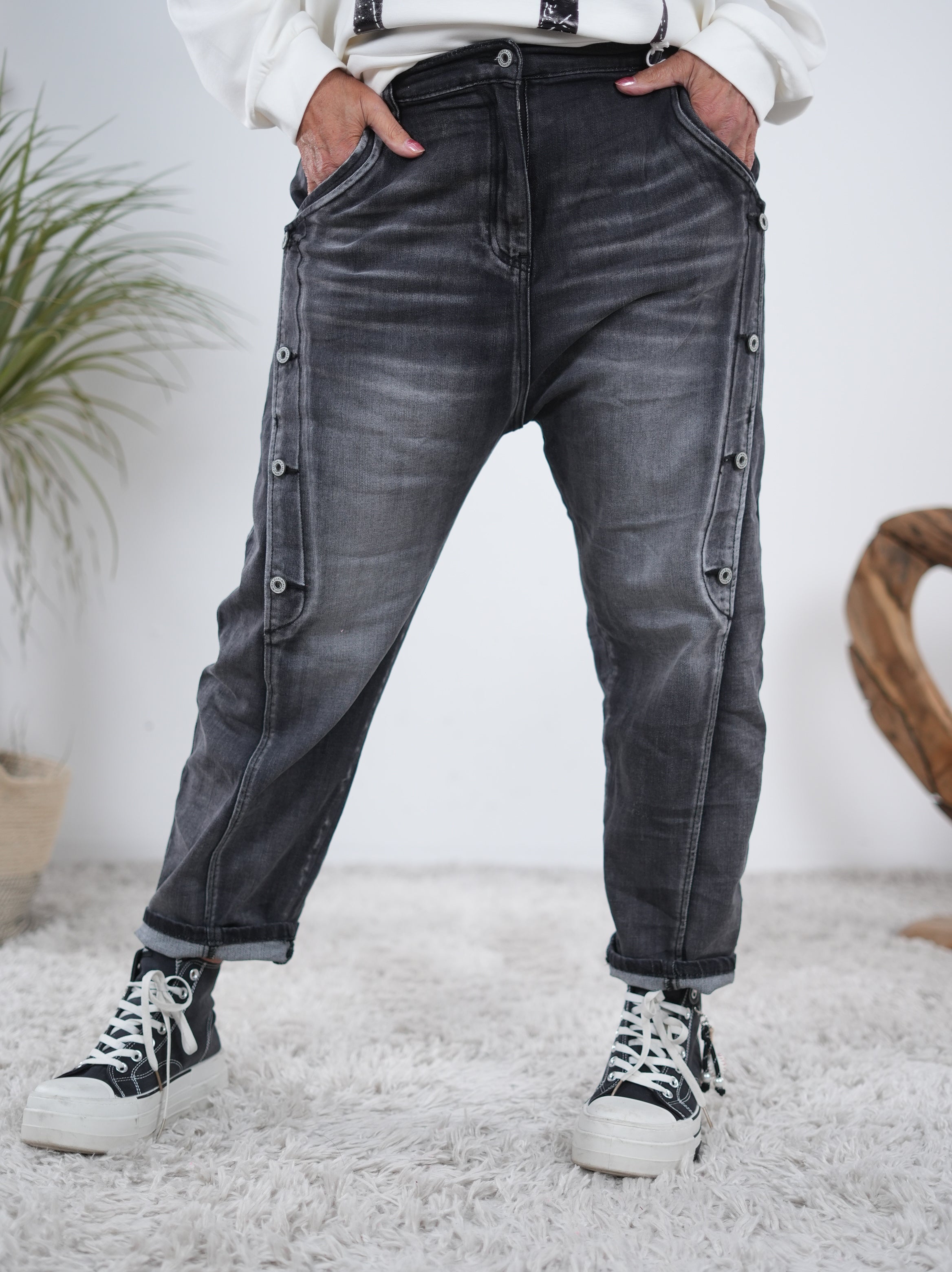 Boyfriend Jeans mit seitlicher Knopfleiste