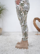Camouflage Jogpant mit seitlichen Eingrifftaschen