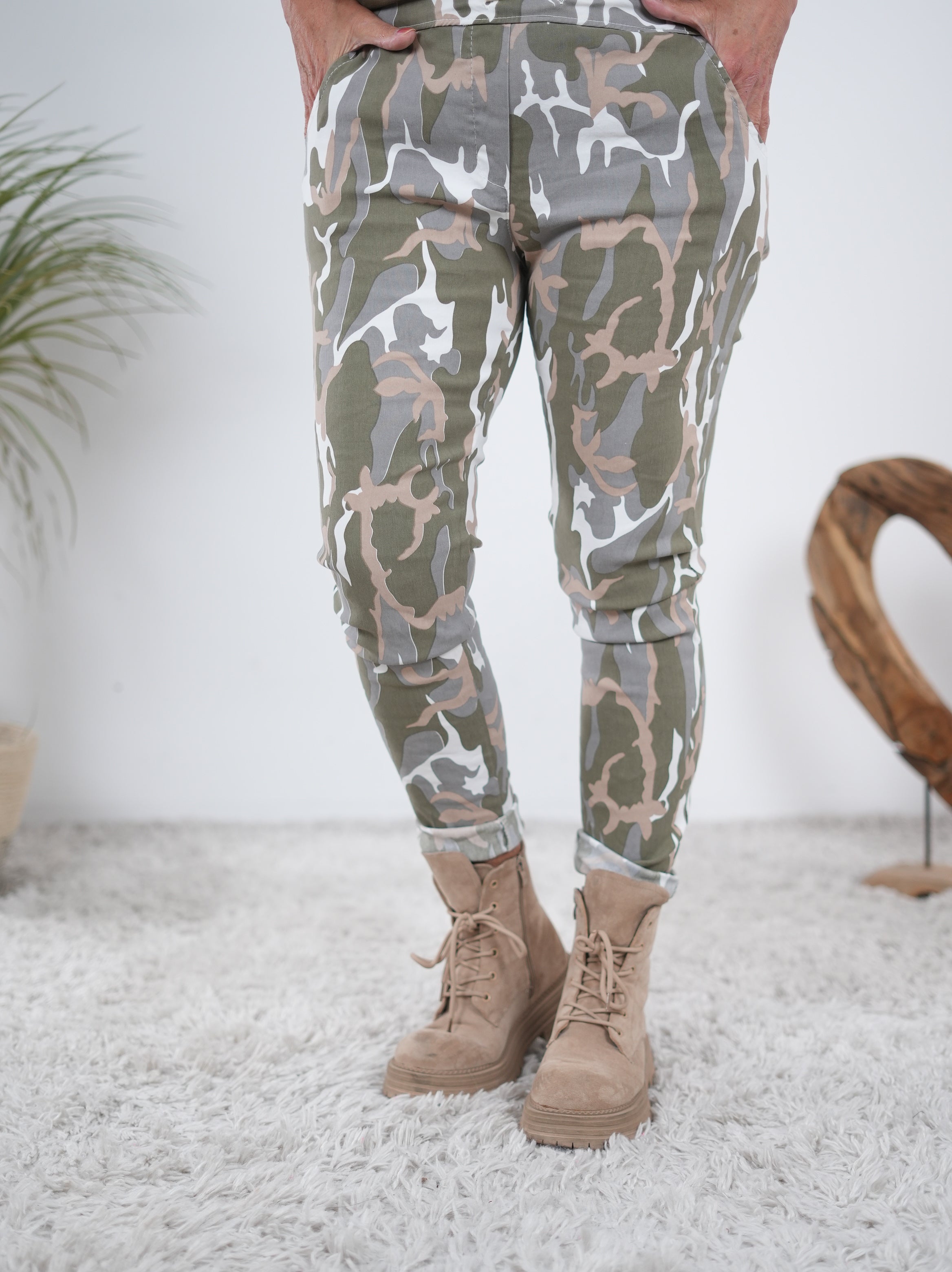 Camouflage Jogpant mit seitlichen Eingrifftaschen