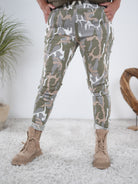 Camouflage Jogpant mit seitlichen Eingrifftaschen Weiß