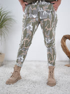 Camouflage Jogpant mit seitlichen Eingrifftaschen