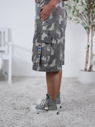 Camouflage Short mit weitem Bein