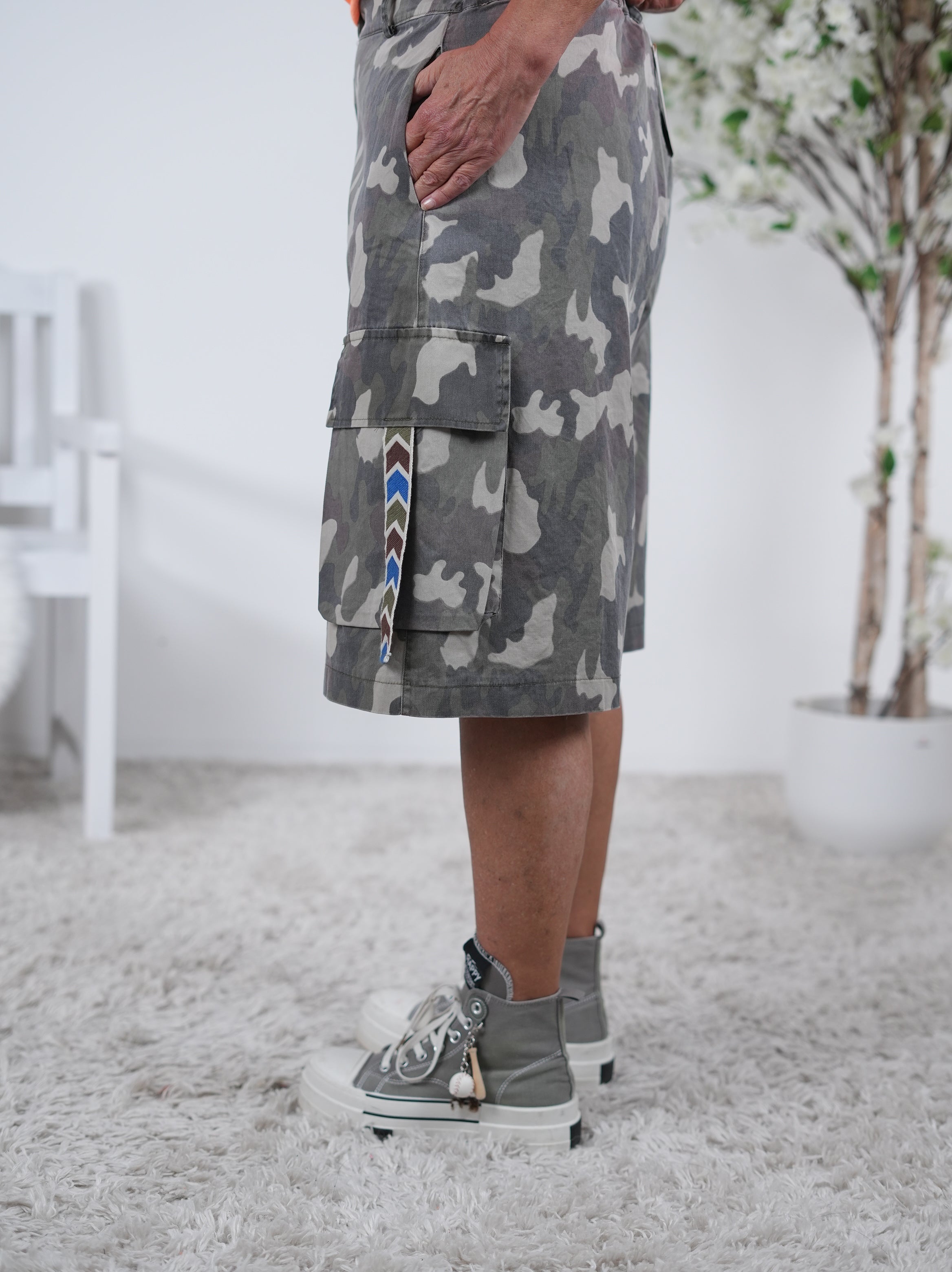 Camouflage Short mit weitem Bein