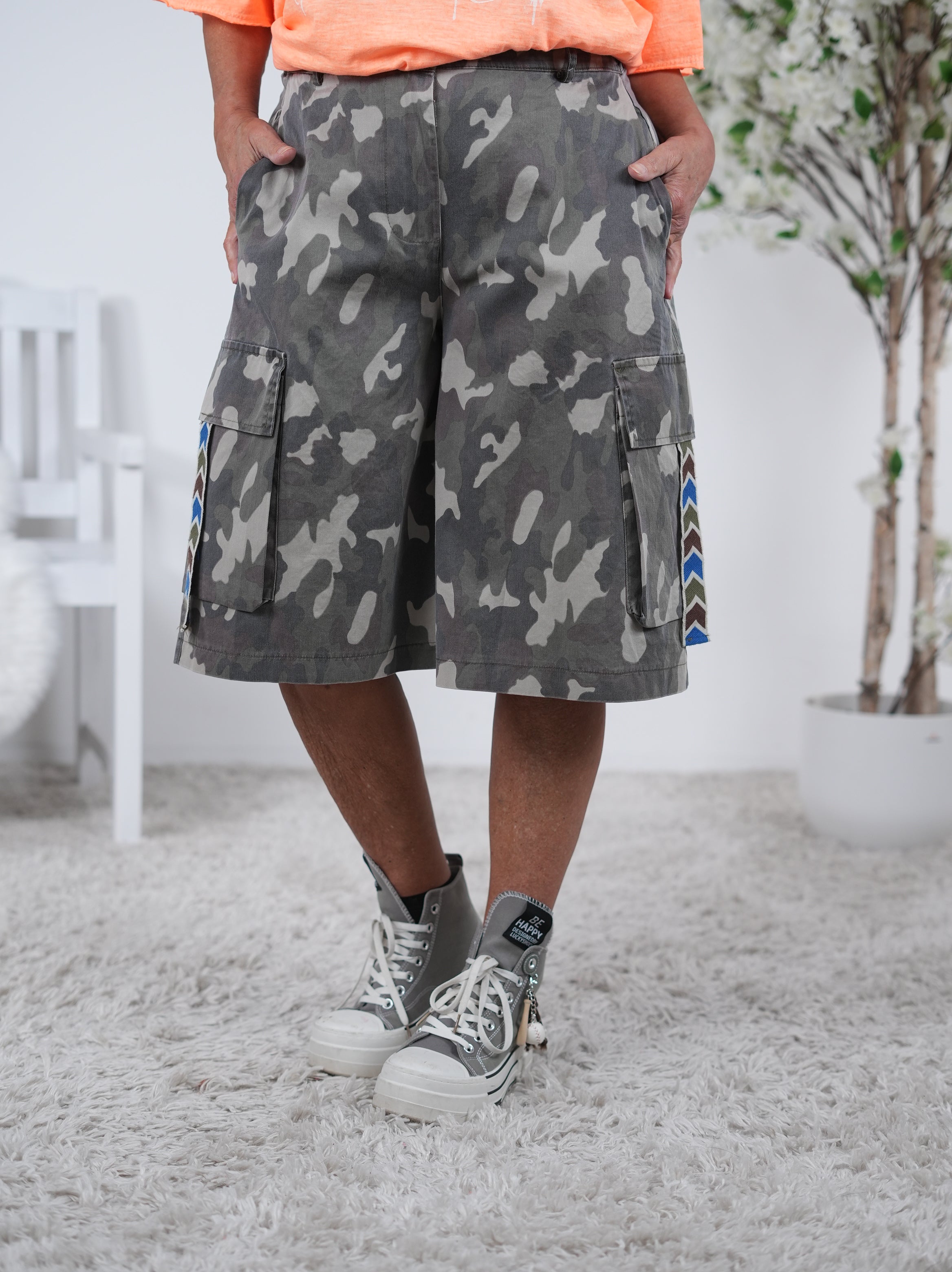 Camouflage Short mit weitem Bein