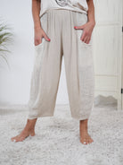 Culotte Hose mit großen Eingriffstaschen und Gummizug Beige