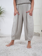 Culotte Hose mit großen Eingriffstaschen und Gummizug helles Taupe