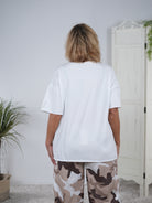 Destroyed Shirt mit Skull Print und Strasssteinen