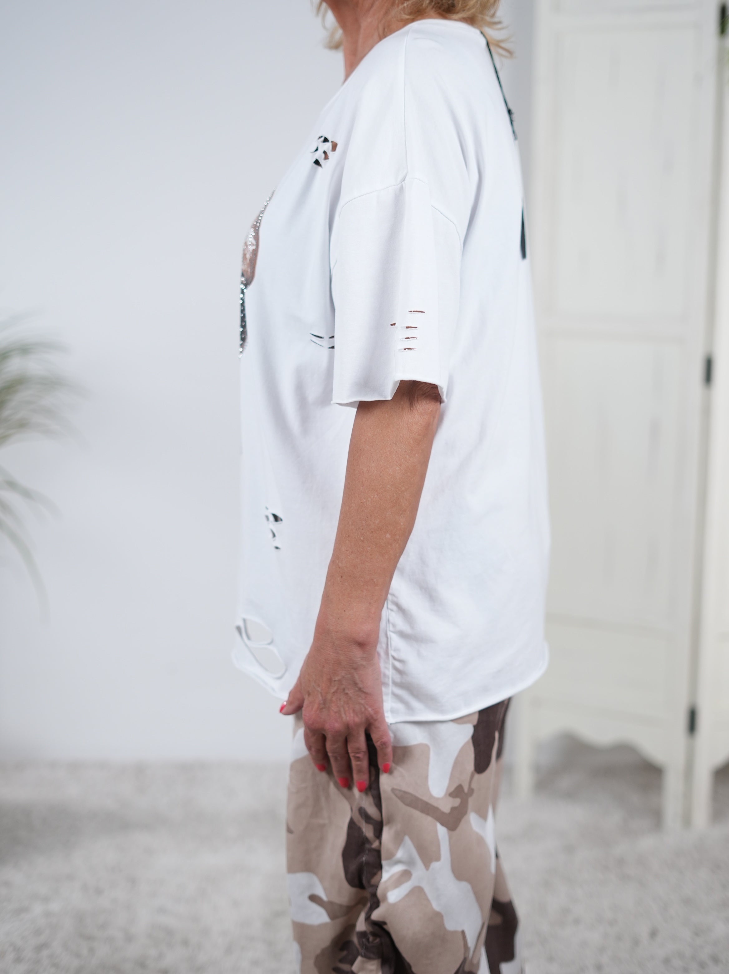 Destroyed Shirt mit Skull Print und Strasssteinen