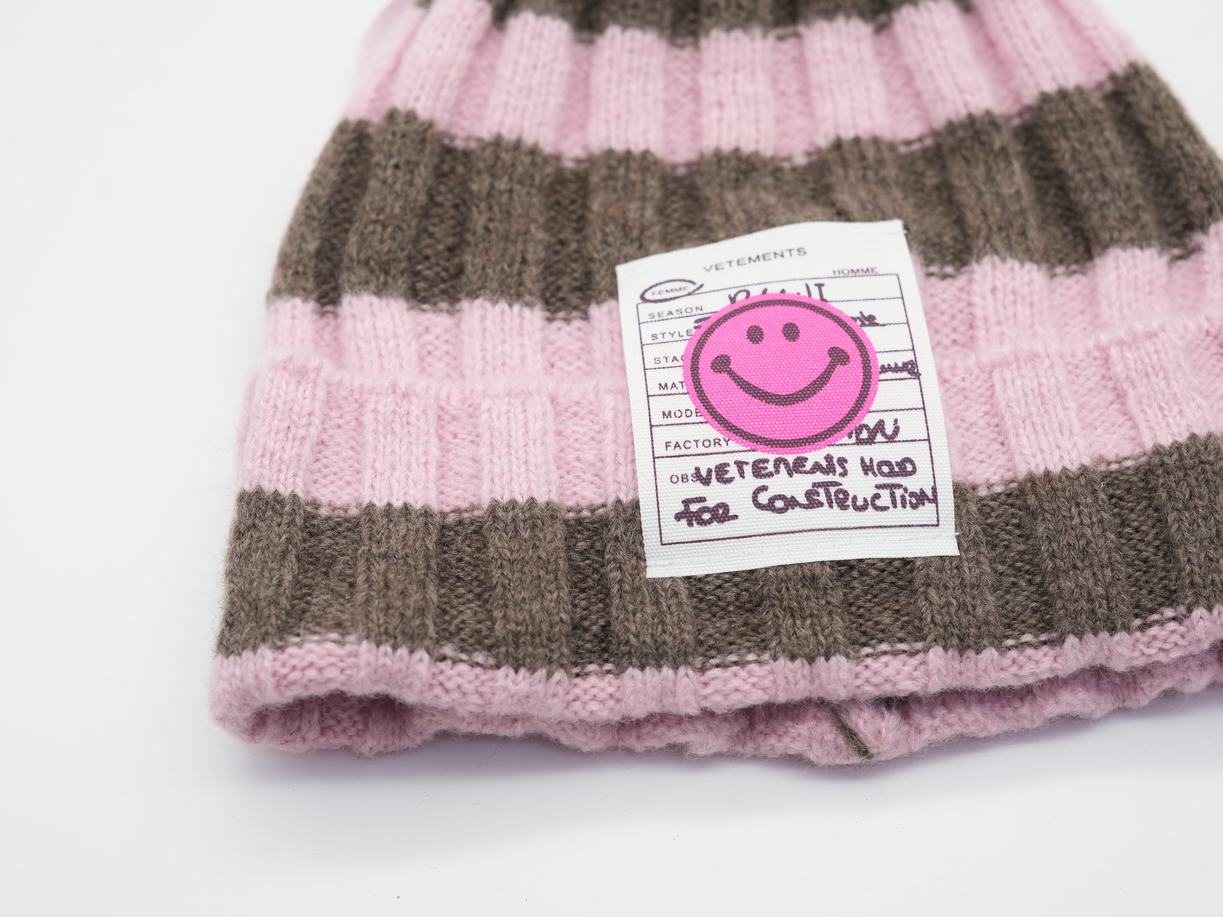 Gestreifte Mütze mit Patch