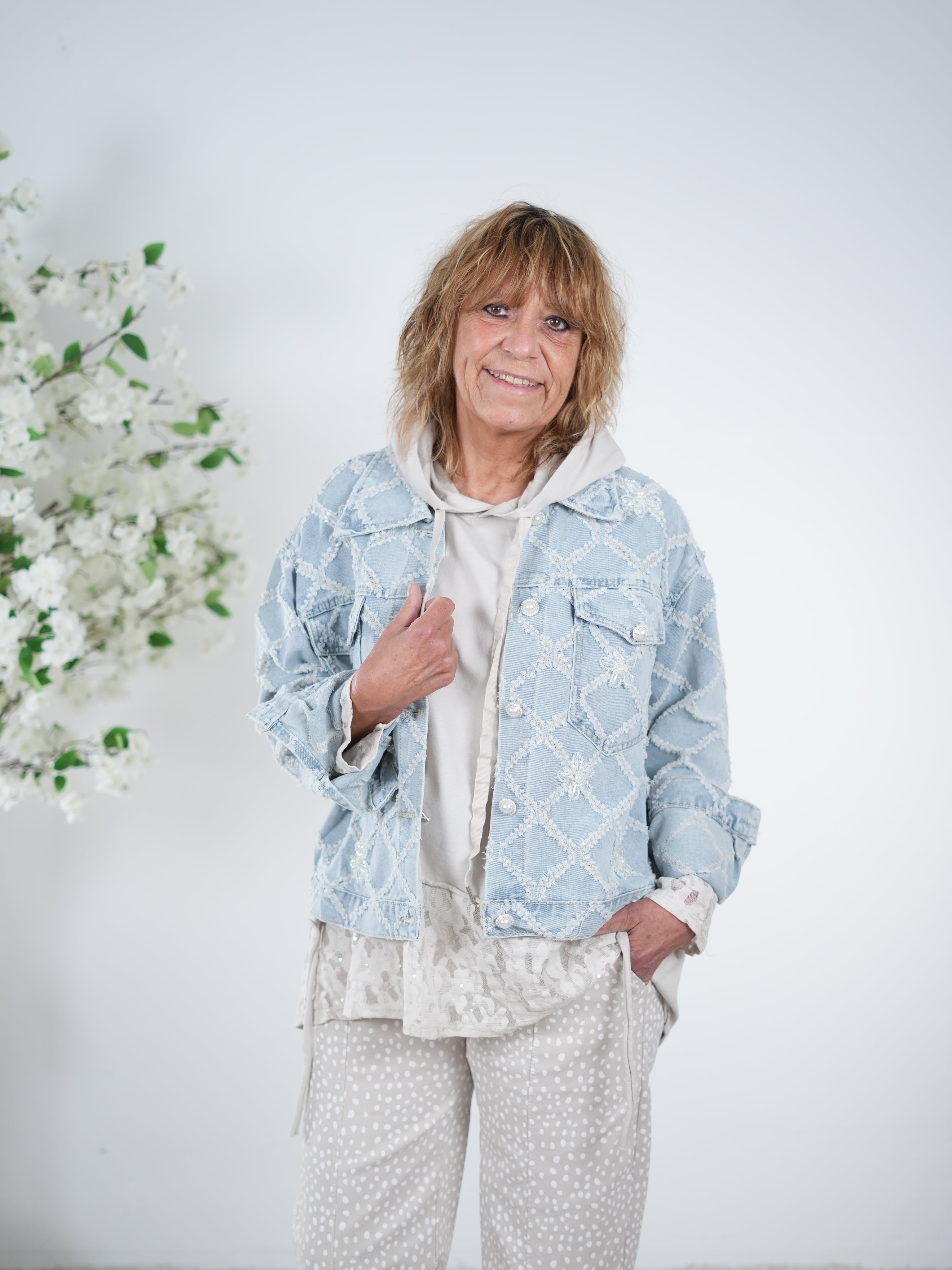 Jeans Jacke mit ausgefransten Details