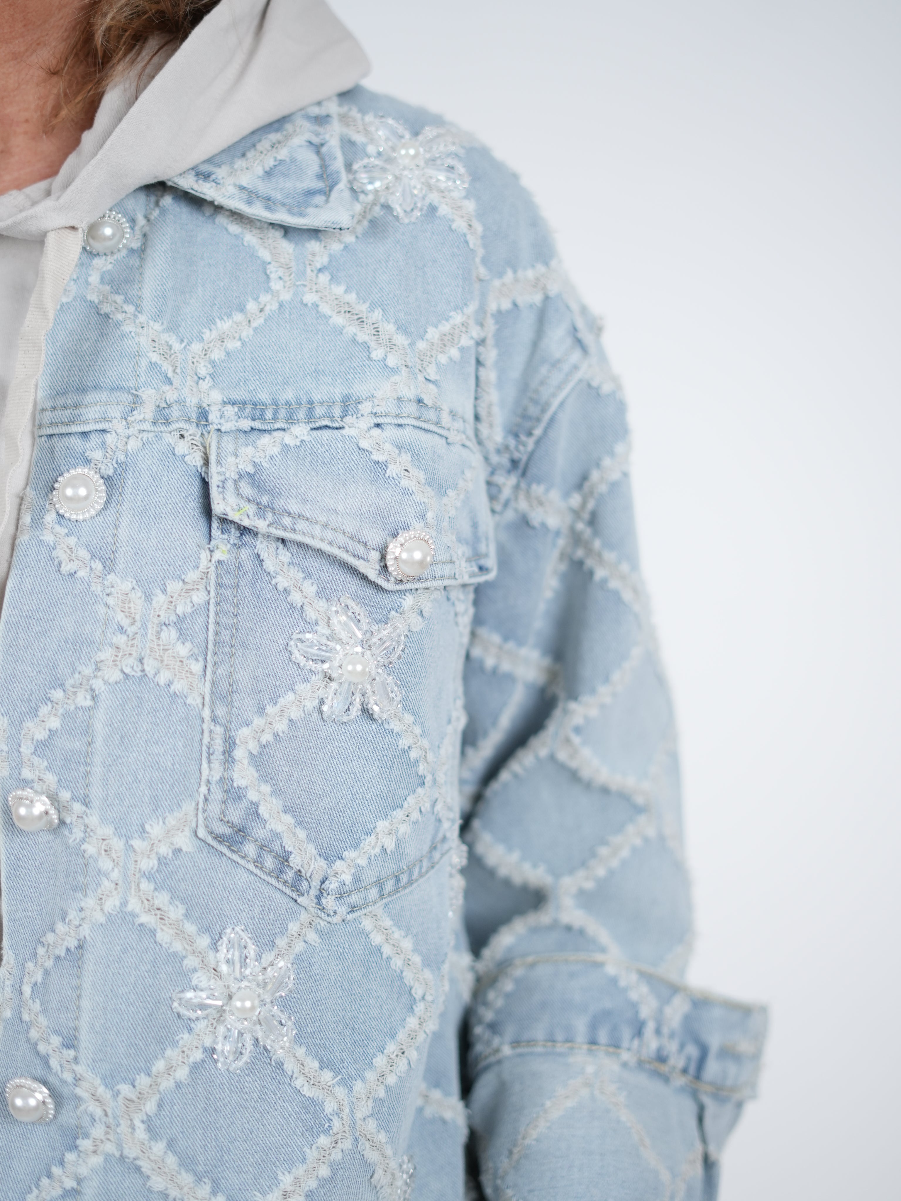 Jeans Jacke mit ausgefransten Details