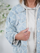 Jeans Jacke mit ausgefransten Details