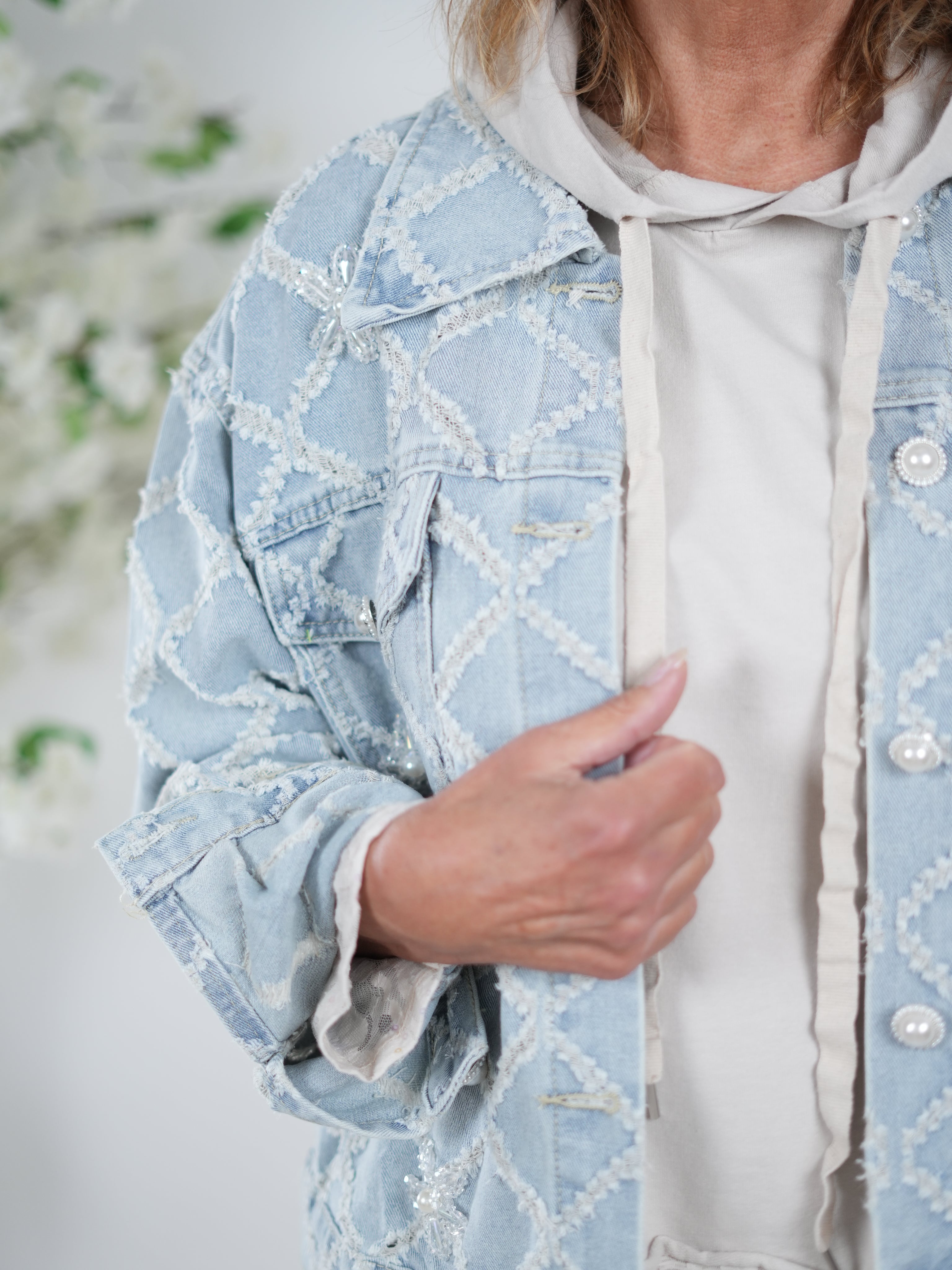 Jeans Jacke mit ausgefransten Details