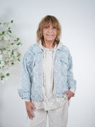 Jeans Jacke mit ausgefransten Details