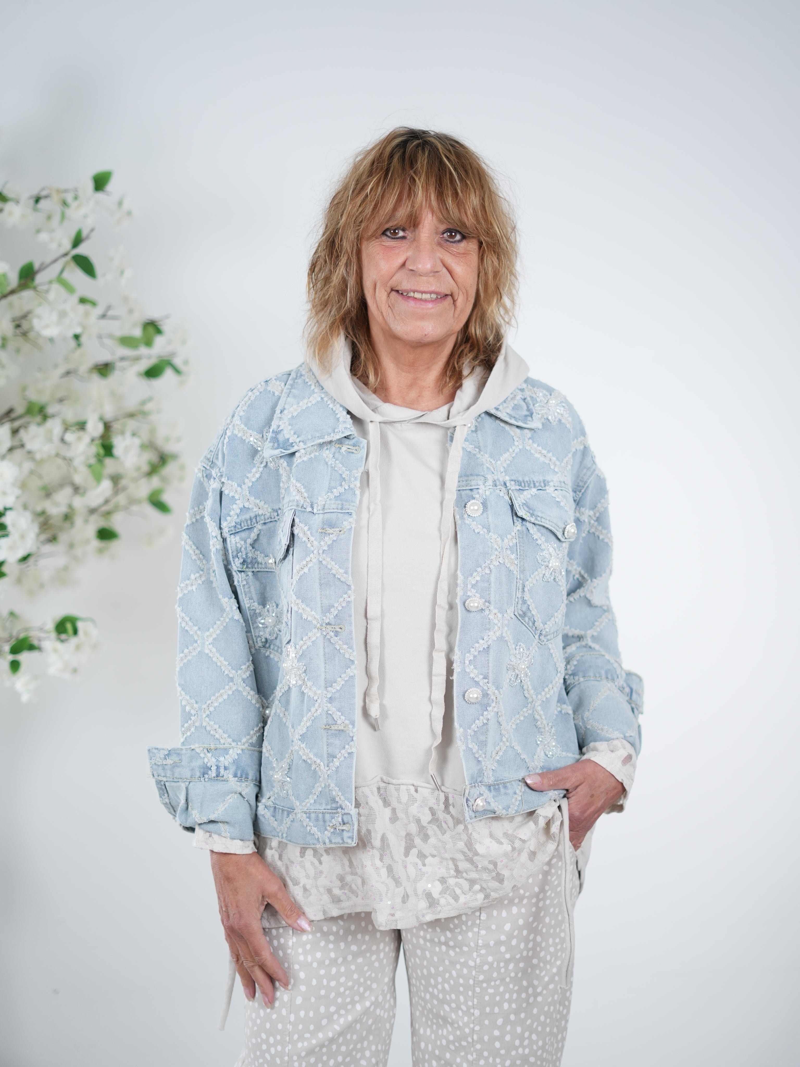 Jeans Jacke mit ausgefransten Details