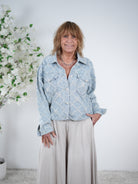 Jeans Jacke mit ausgefransten Details