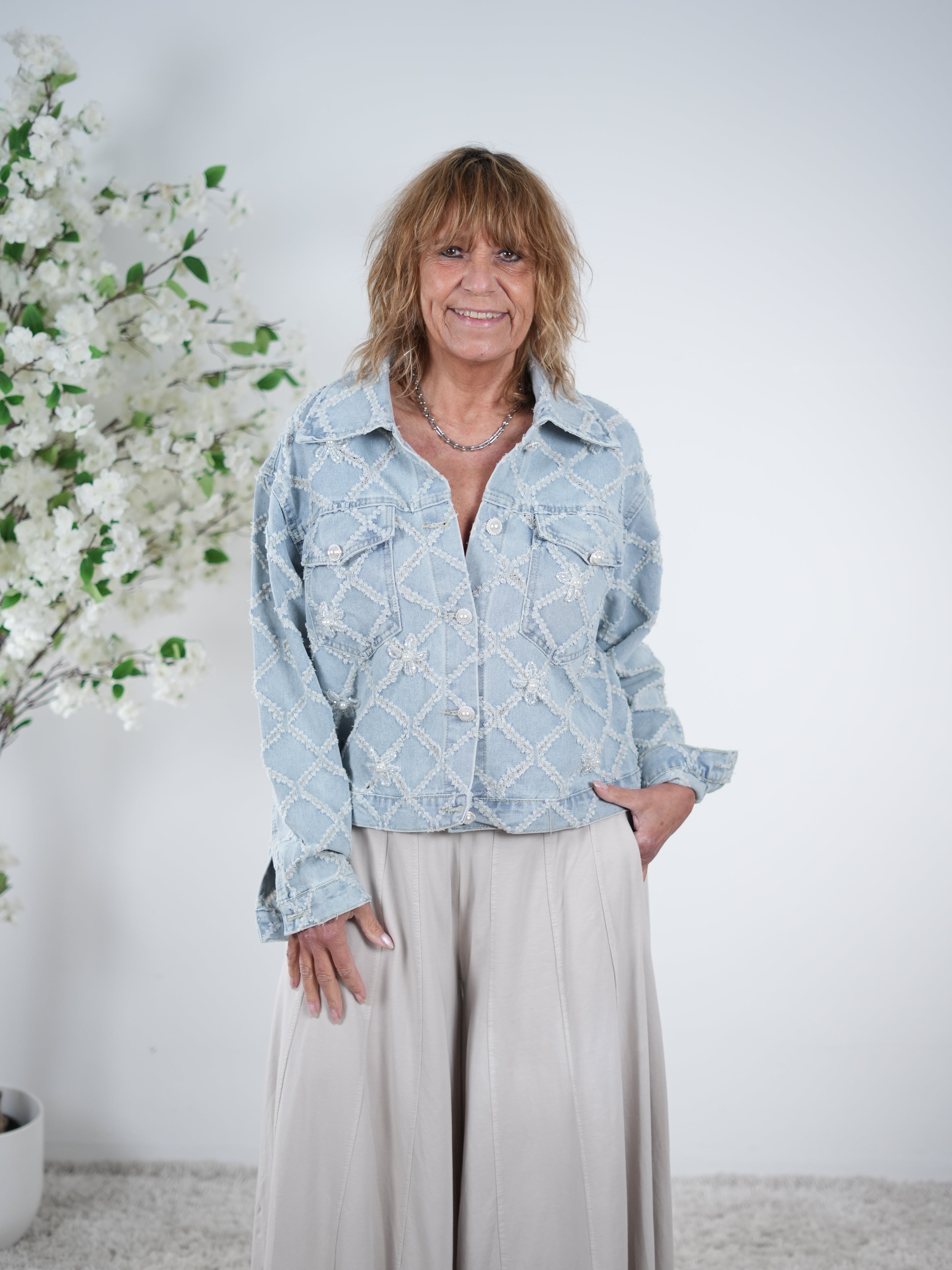 Jeans Jacke mit ausgefransten Details