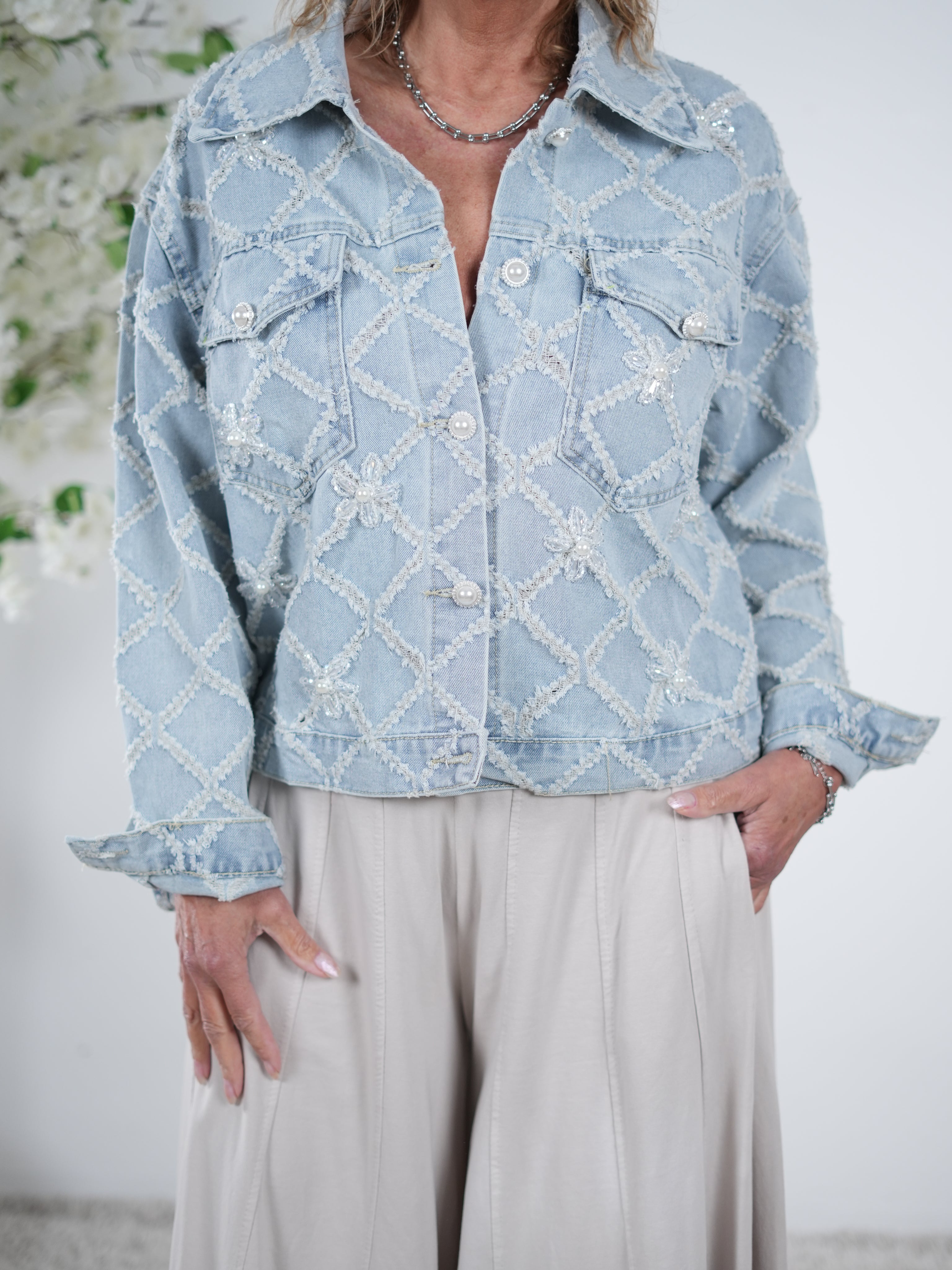 Jeans Jacke mit ausgefransten Details