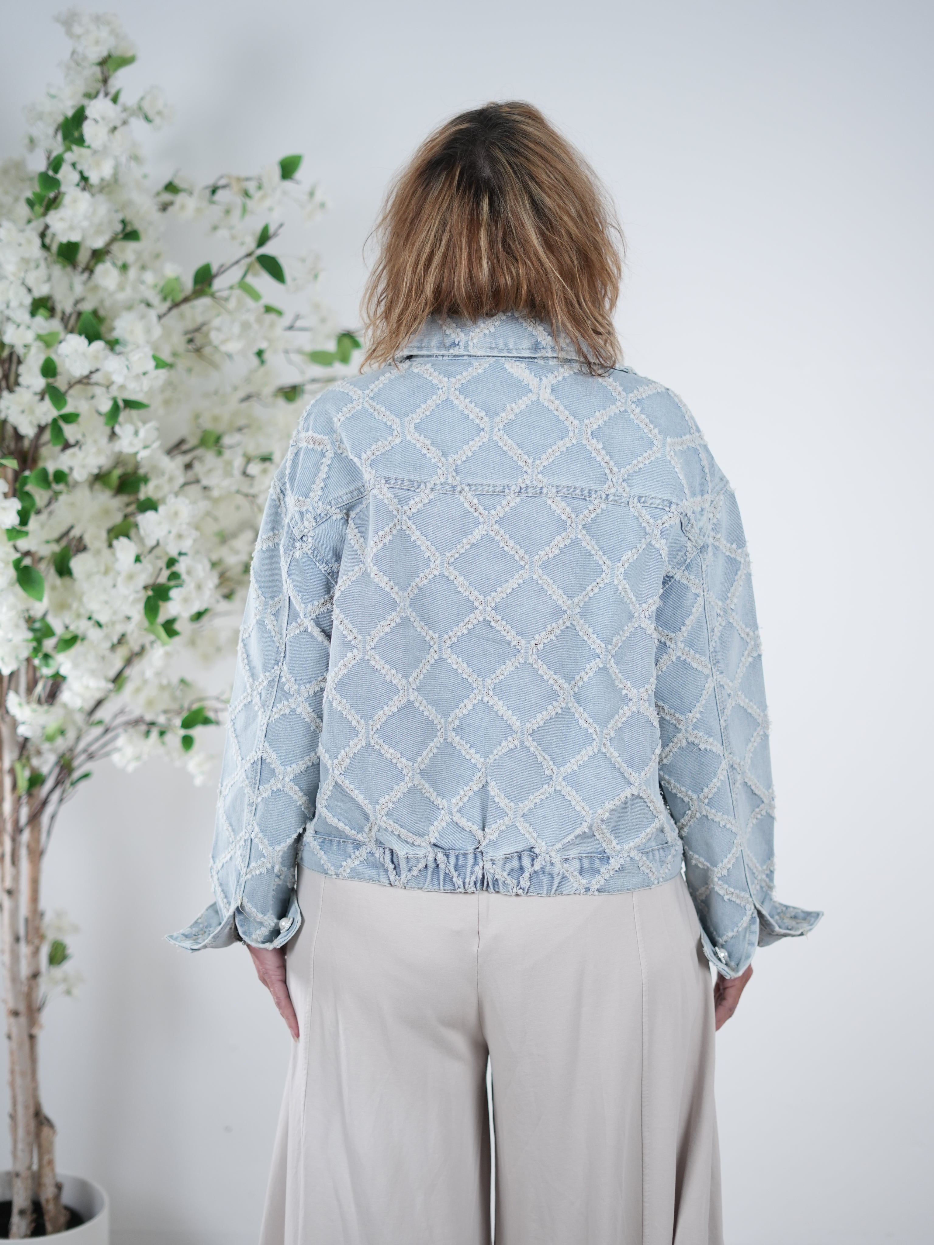 Jeans Jacke mit ausgefransten Details