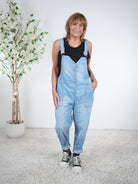 Jeans Latzhose mit Nieten