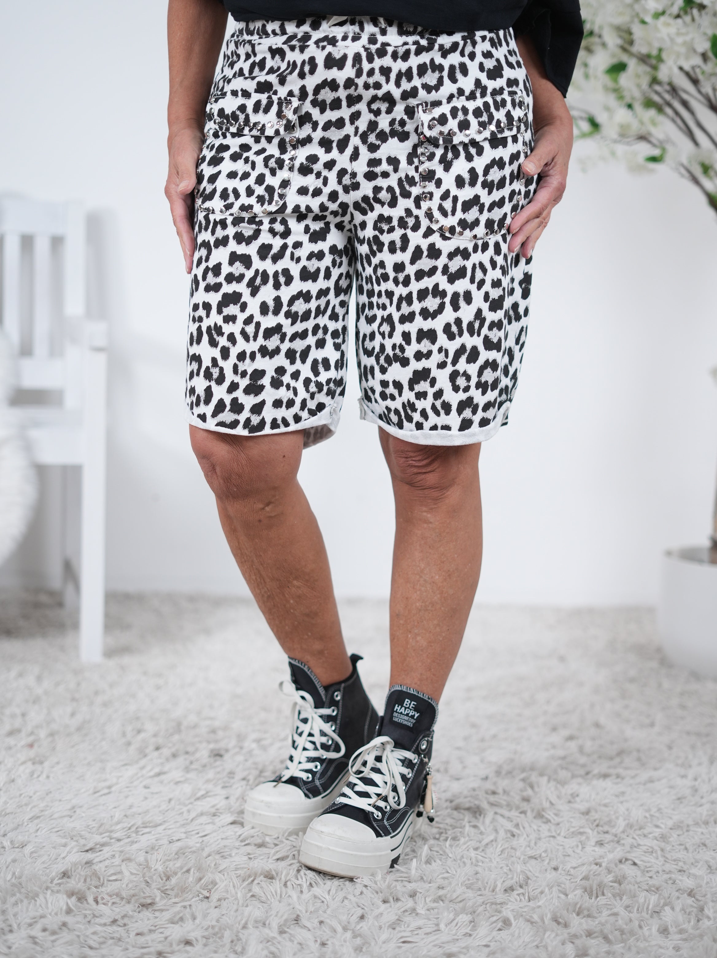 Joggy im Leo Look mit Nieten verziert Weiß