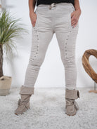 Jogpant mit seitlichen Eingrifftaschen und Nieten verziert Beige