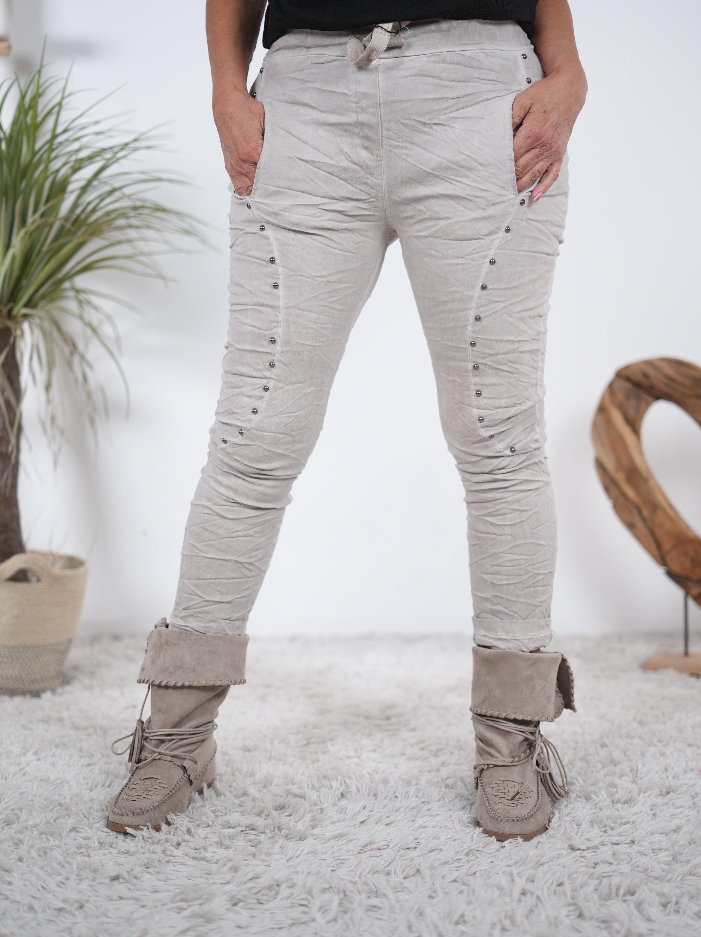 Jogpant mit seitlichen Eingrifftaschen und Nieten verziert Beige