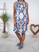 Kofferkleid mit Symbolen verziert